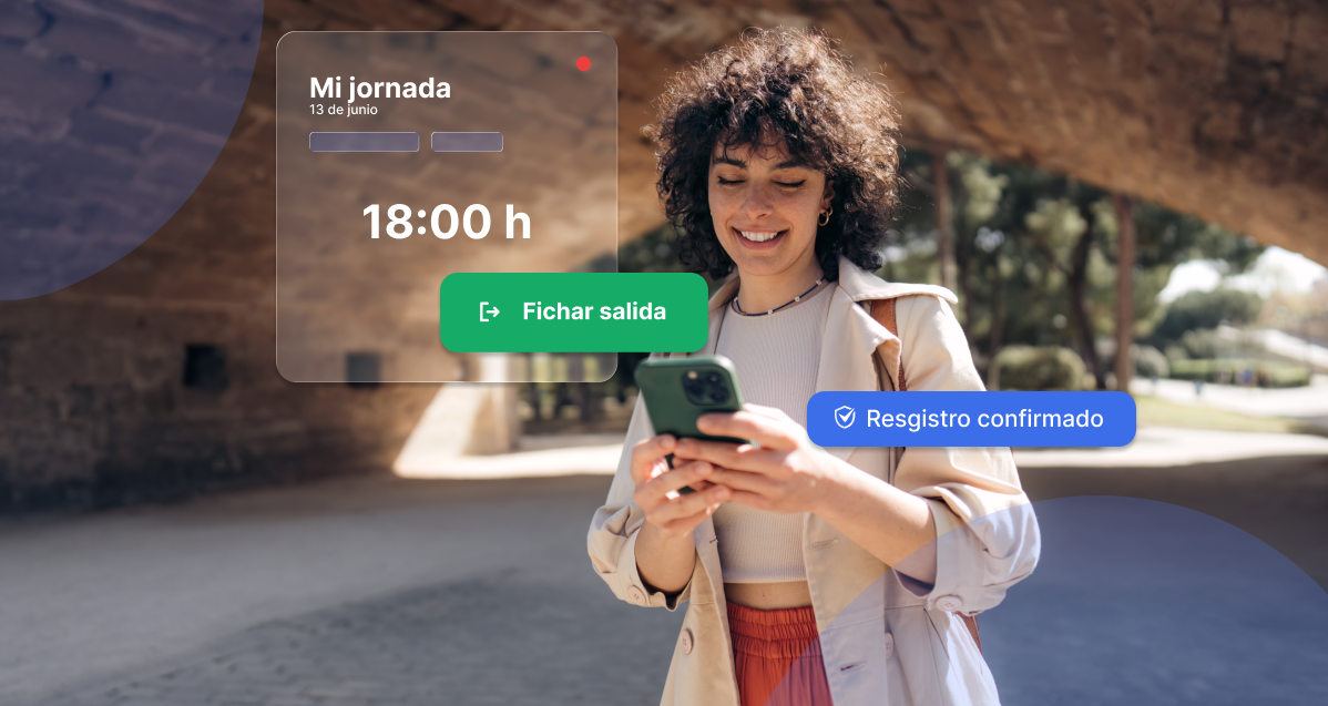 Empleada fichando desde el móvil con Prana Time